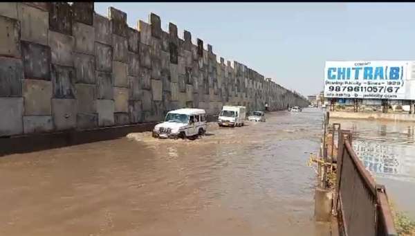 जोर लगा के हईशा... पालनपुर में जलभराव में फंसे वाहनों को धकेल कर ले जा रहे चालक