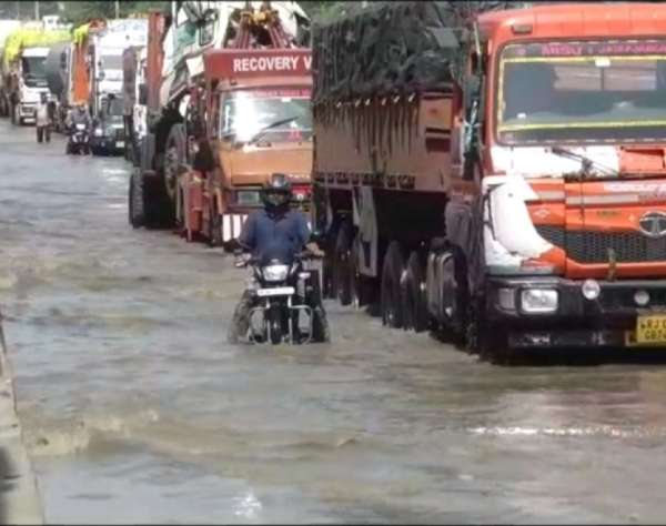जोर लगा के हईशा... पालनपुर में जलभराव में फंसे वाहनों को धकेल कर ले जा रहे चालक