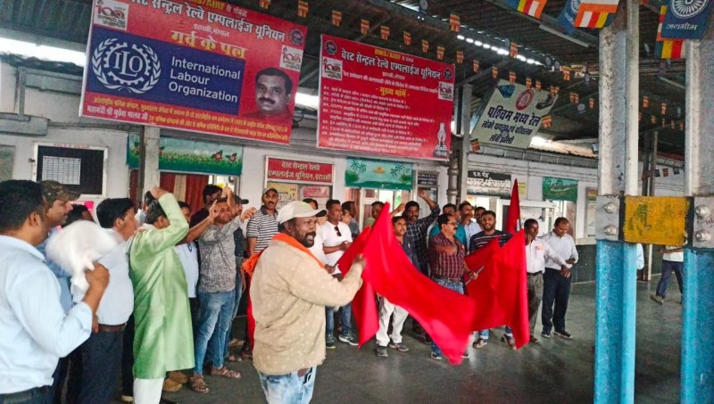 इटारसी स्टेशन लॉबी के सामने रेल कर्मियों ने किया प्रदर्शन