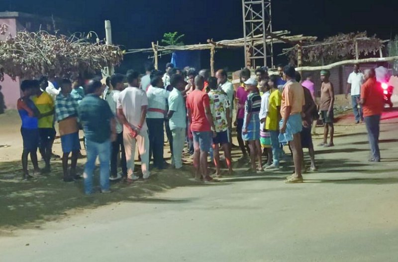 Villagers protesting by protesting on the road.