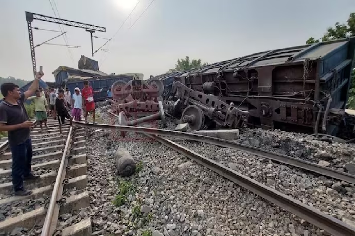 असम में बड़ा ट्रेन हादसा : कामरूप में कोयले से लदी मालगाड़ी के 20 डिब्बे पटरी से उतरे