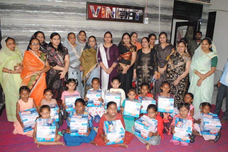 अभिनव प्रयास : मृत्यु भोज की बजाए कन्याओं को करवाया भोजन और दिए उपहार