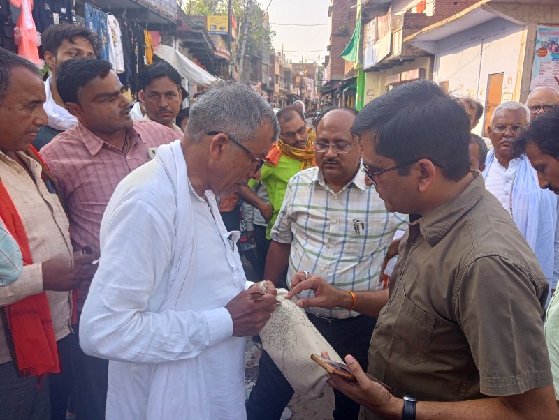 Chitrakoot News: तालाब में बने भवनों की पड़ताल में पहुँची राजस्व टीम,जाने मामला