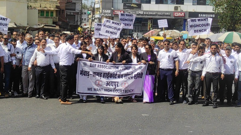 Video...वकीलों ने सड़क पर उतर निकाला मौन जुलूस।