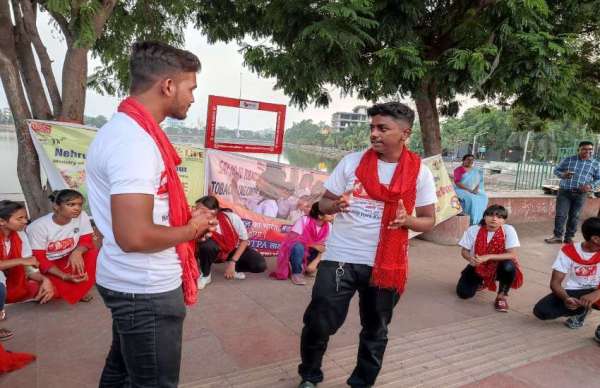 रायपुर@ विगत दिनों से * “तम्बाकू के हानिकारक और घातक प्रभावों “* के बारे में जागरूकता बढ़ाने, तम्बाकू के उपयोग से होने वाली स्वास्थ्य समस्याओं की ओर ध्यान आकर्षित करने के लिए मरीन ड्राइव रायपुर में एक जागरूकता कार्यक्रम आयोजित किया गया। विश्व तंबाकू निषेध दिवस के मौके पर आयोजित कार्यक्रम में नेहरू युवा केन्द्र संस्थान रायपुर एवं दुर्गा महाविद्यालय के एनएसएस के छात्र-छात्राओं ने एक ओर जहां रैली निकाली। वहीं दूसरी ओर नुक्कड़ नाटक के माध्यम से किसी भी रूप में तम्बाकू का उपयोग नहीं करने का संदेश भी दिया। साथ ही तंबाकू निषेध अधिनियम कोटपा 2003 में संशोधन और अधिनियम को सख्ती से लागू किए जाने की अपील भी युवाओं ने की।