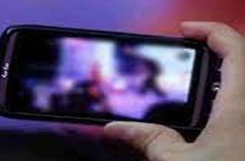 Sextortion: अश्लील फोटो के नाम पर प्रेमिका का भाई प्रेमी को कर रहा ब्लैकमेल, अब तक छह लाख रुपए हड़पे