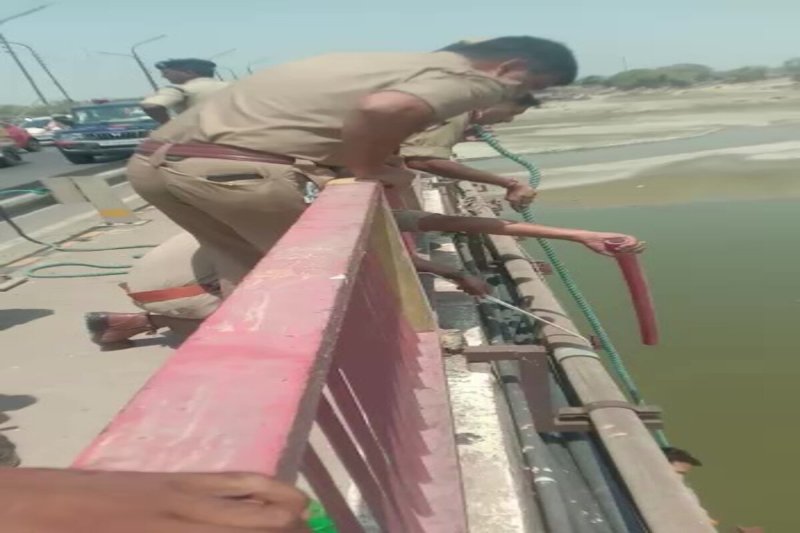 Prayagraj News: पुल से लटका मिला युवक का शव,पुलिस जांच में जुटी,हत्या या आत्महत्या