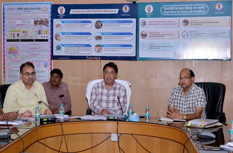 स्कूल शिक्षा विभाग के शासन सचिव नवीन जैन विभागीय अधिकारियों को जानकारी देते हुए।