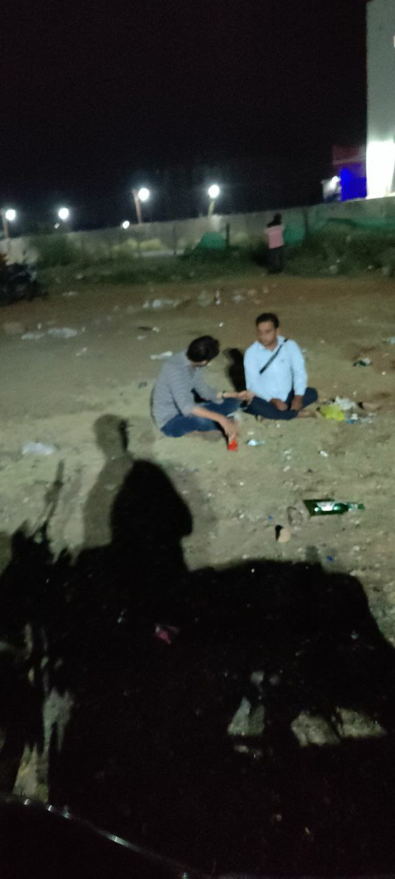पाबंदी बेअसर, शराब दुकान बनी अहाता बार