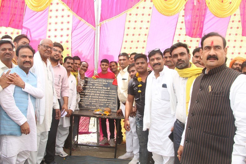 मंत्री डॉ. मिश्रा ने नाली निर्माण के लिए किया भूमिपूजन