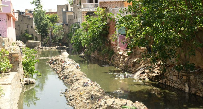 निचली बस्तियां बचाने को ऊंची करवाई नालों की दीवार