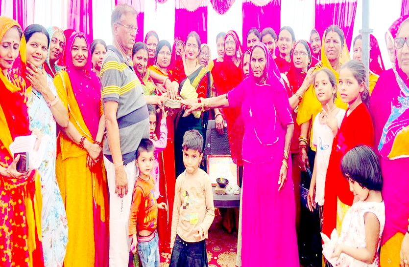 50 सहेलियां वर्षों बाद गांव आई तो हुई बचपन की यादें ताजा