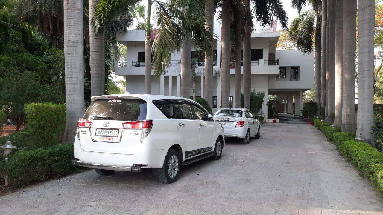 खजुराहो मिनरल्स के दफ्तर में सेंट्रल जीएसटी के अधिकारियों के वाहन