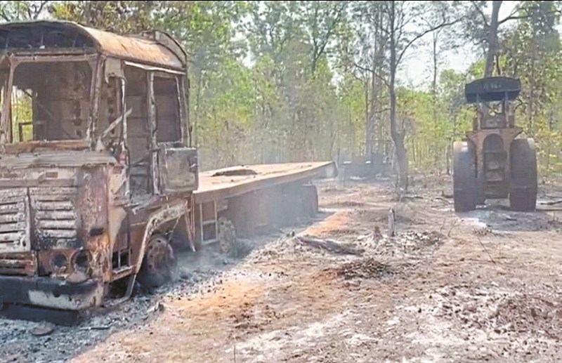 लाल आतंक : नक्सलियों ने सड़क निर्माण में लगे 7 वाहनों को किया आग के हवाले, गांव में फैली दहशत