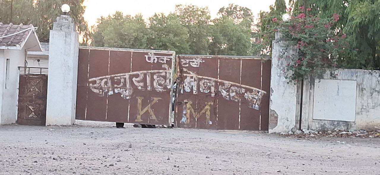 टीम के आने के बाद बंद कर दिए मुख्य द्वार