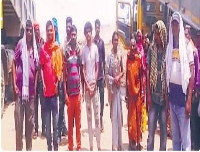 रोजगार की मांग को लेकर ग्रामीणों ने नीलकंठ ठेका कंपनी का रुकवाया काम