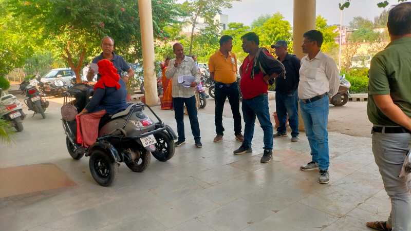 जेडी कार्यालय पहुंचे आवेदक