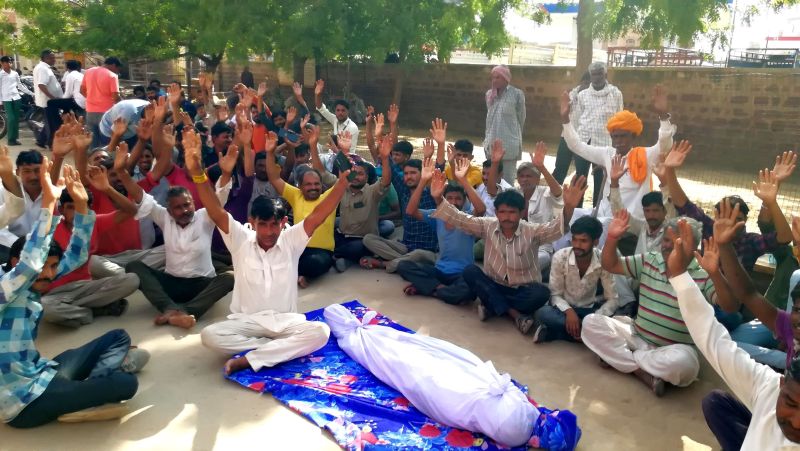 शव रखकर 2 घंटे तक विरोध प्रदर्शन, समझाइश के बाद माने