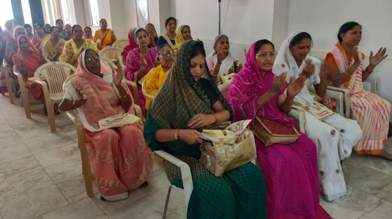 शिविरार्थी कर रहे इष्टोपदेश ग्रंथ का स्वाध्याय