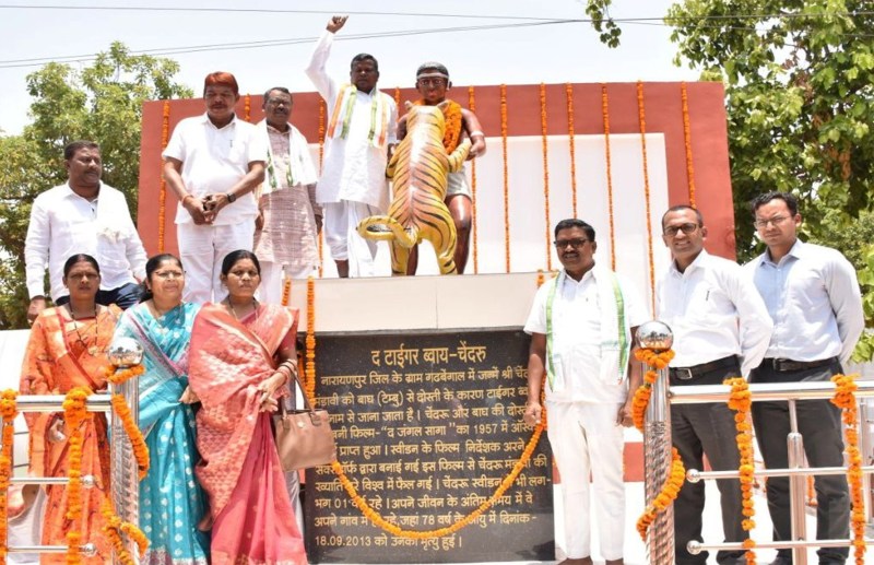 चेंदरू मंडावी ‘‘द टाइगर बॉय‘‘ की प्रतिमा का उद्योग मंत्री लखमा ने किया अनावरण