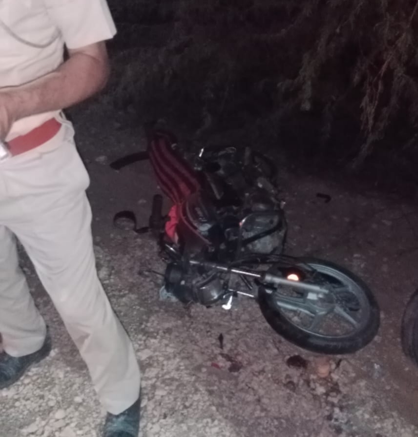 लोडिंग वाहन ने दो बाइक्स को लिया चपेट में, पिता-पुत्री की मौत