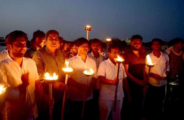 महिला पहलवानों के पक्ष में मशाल जुलूस