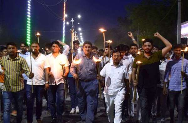 महिला पहलवानों के पक्ष में मशाल जुलूस