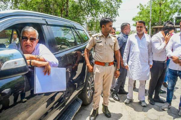 Kirodi lal meena in Ed office