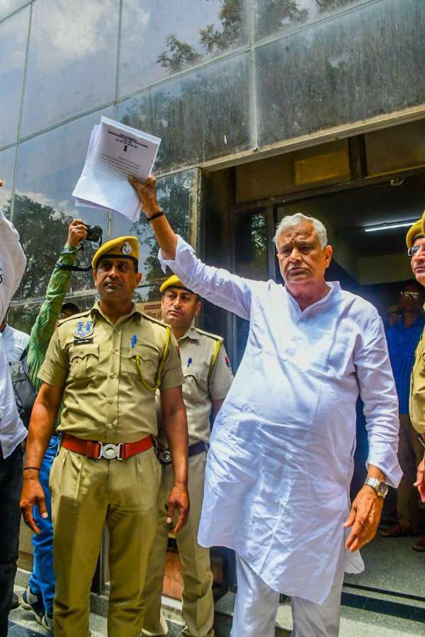 Kirodi lal meena in Ed office