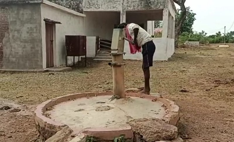 Tap water scheme closed, villagers wandering for water, water coming out of 3 out of 6 handpumps
