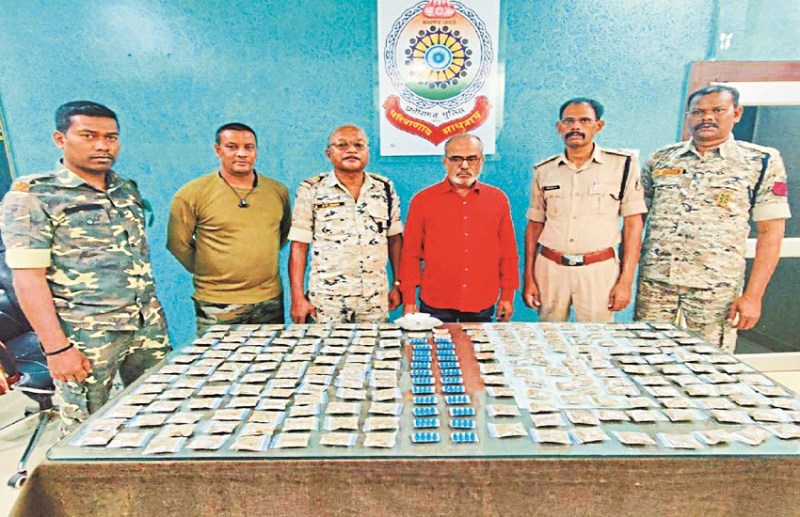 गांजे और नकली दवाइयों की कर रहा था तस्करी, गिरफ्तार कर पुलिस ने खरीदने वालों पर भी की कार्रवाई