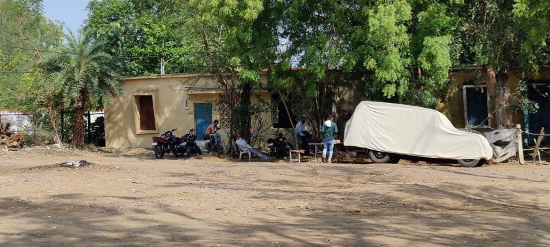 खाली सरकारी मकानों के सामने जम गई दलाली की दुकानें