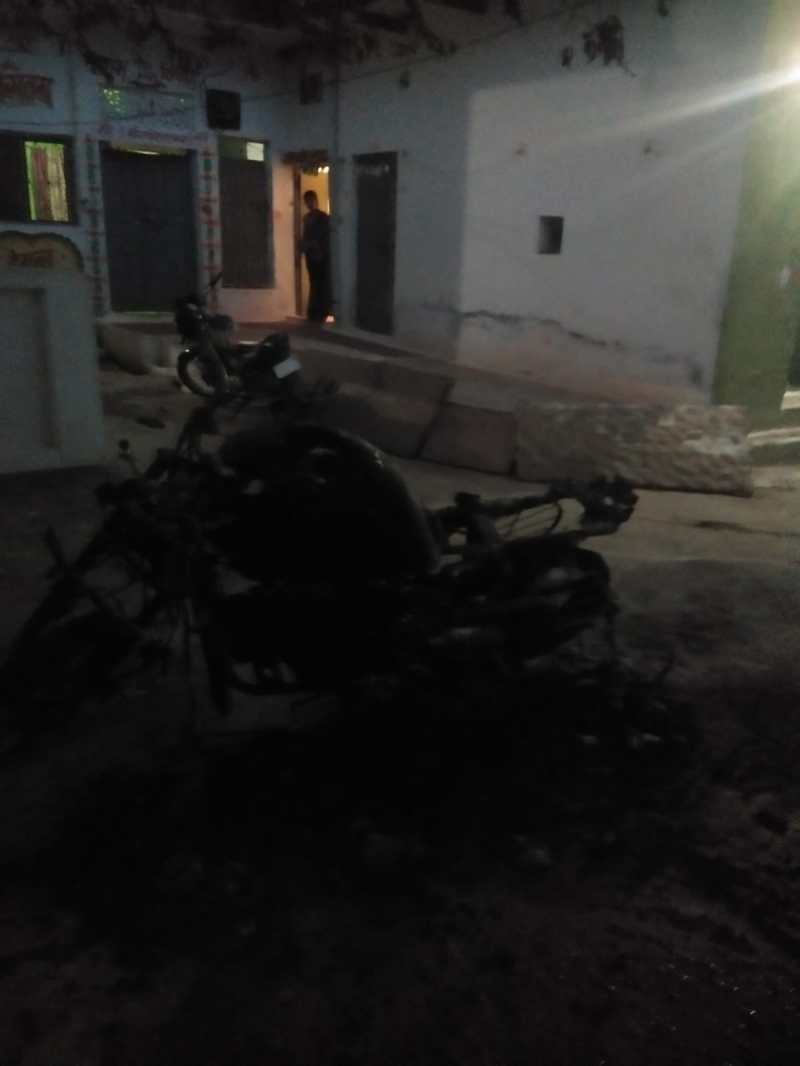घर के बाहर खड़ी बाइक पर पेट्रोल डालकर लगाई आग, सीसीटीवी कैमरे में घटना कैद