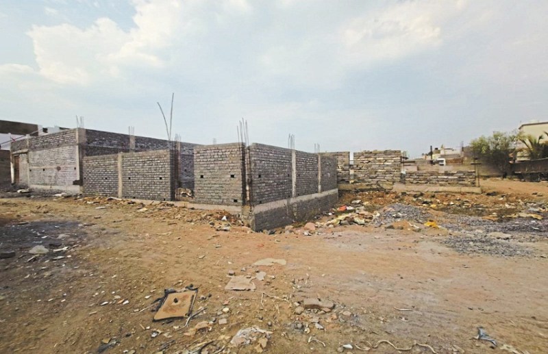 बंद पड़ी खदानों को भूमाफिया ने पाटकर बेच दिया