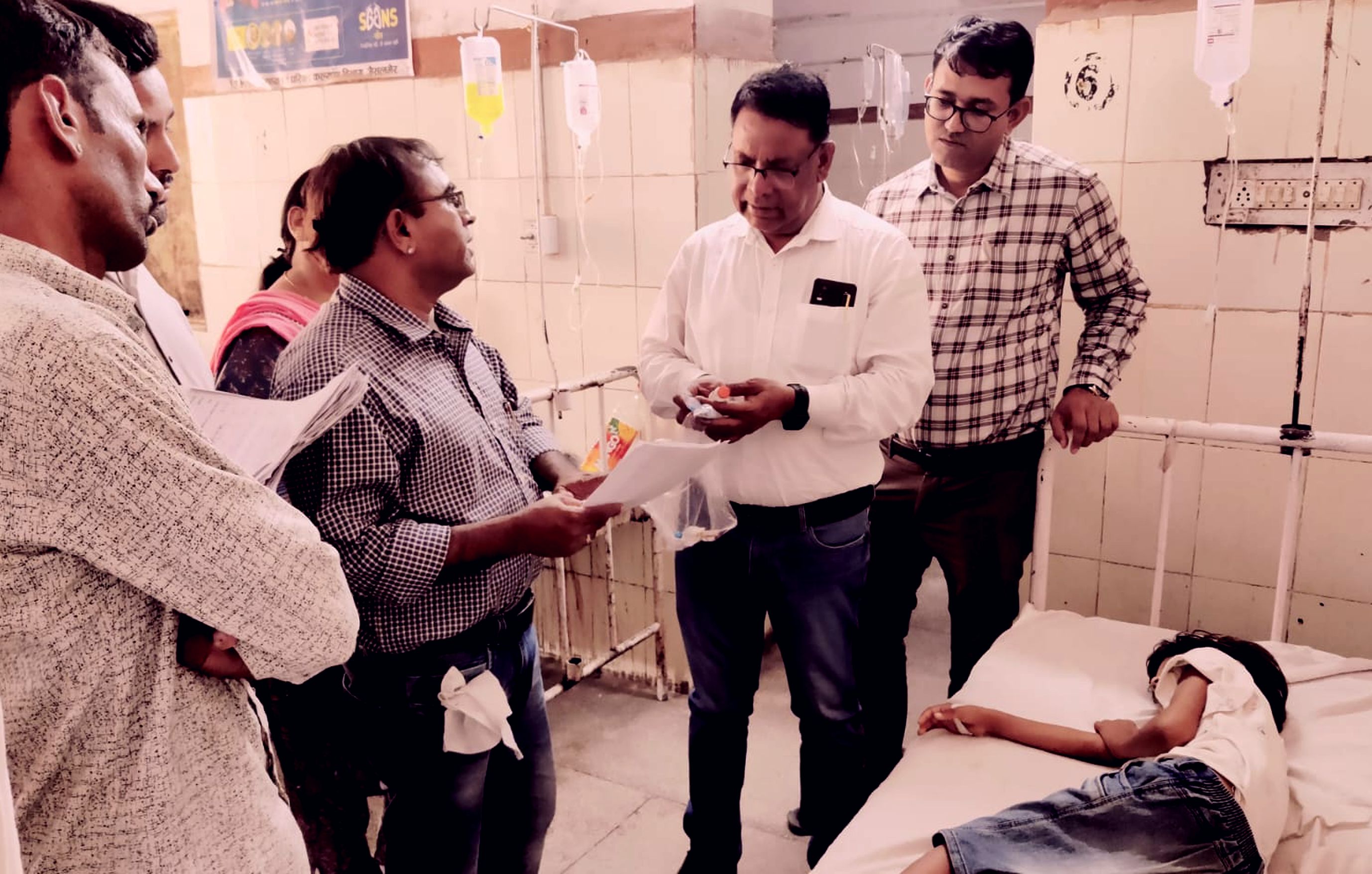 CMHO अचानक पहुंचे अस्पताल, जांची दवाइयों की स्थिति