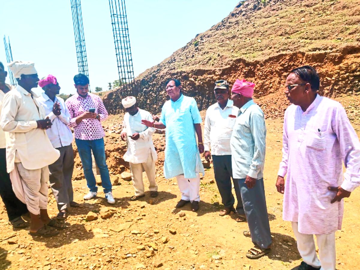 विधायक ने किया स्कूल भवन का निरीक्षण, लोगों से हुए रूबरू