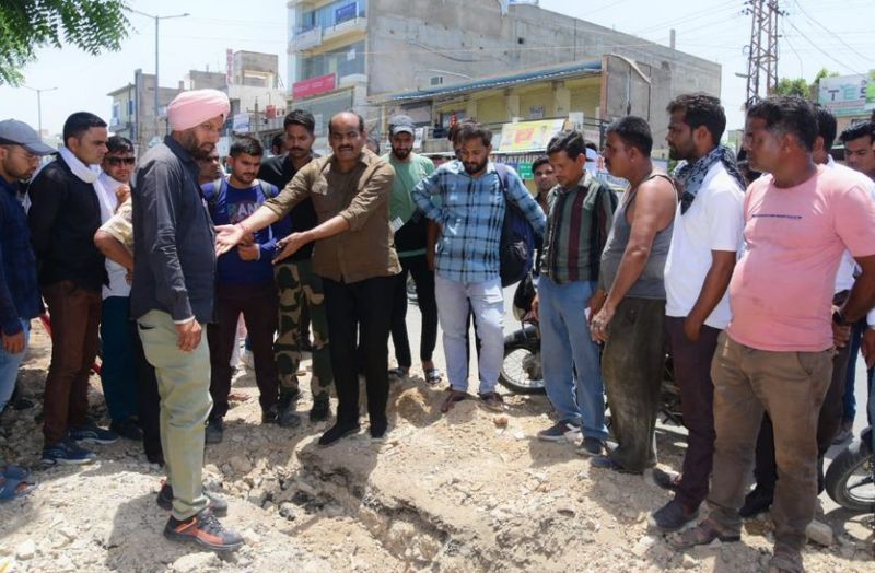 Kishangarh : बिना स्वीकृति खोद दी सड़क, विधायक की नाराजगी के बाद करवाया काम बंद