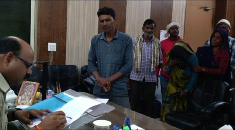 खेत से रेत नहीं उठाने दी तो युवक को मार कर पेड़ पर टांगा