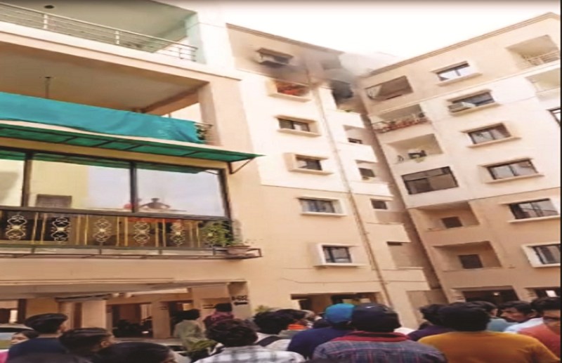 फ्रिज का कंप्रेशर फटने से फ्लैट में आग, अफरातफरी