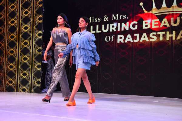 Sunil Shetty and Malaika Arora attend National Dynamic Awards Season-2