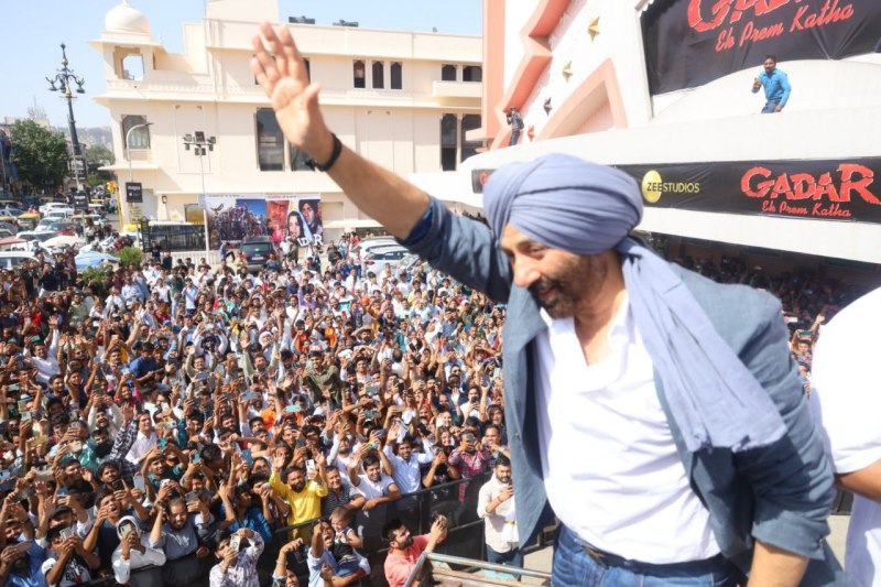 'तारा' देखने 'धूप' में खड़े रहे फैंस, डायलॉग्स से गूंजा सिनेमाहॉल