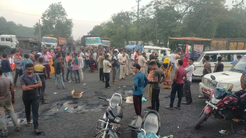 नौ घंटे चक्काजाम के बाद गेवरा दीपका प्रबंधन हरदीबाजार बायपास सड़क बनाने पर हुआ राजी