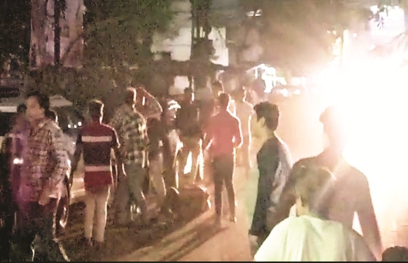 सड़क पर नशेड़ियों का दंगल, कार में तोड़फोड़-मारपीट