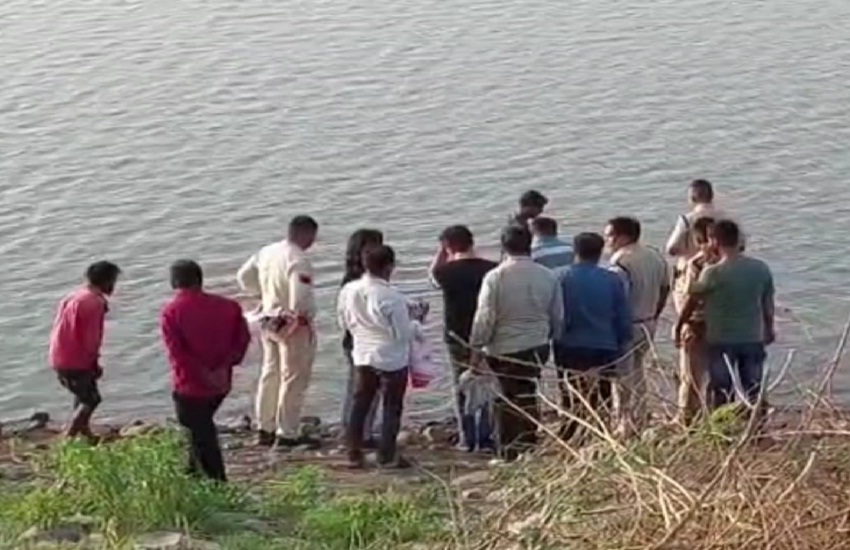 शिवनाथ नदी एनीकट में तैरती मिली महिला की लाश, हत्या कर शव पानी में फेंकने की आशंका, इलाके में फैली सनसनी