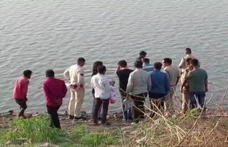 शिवनाथ नदी एनीकट में तैरती मिली महिला की लाश, हत्या कर शव पानी में फेंकने की आशंका, इलाके में फैली सनसनी