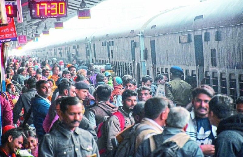 भीषण गर्मी में ट्रेनों की लेटलतीफी से हजारों यात्री हो रहे परेशान, समय सारिणी दरकिनार