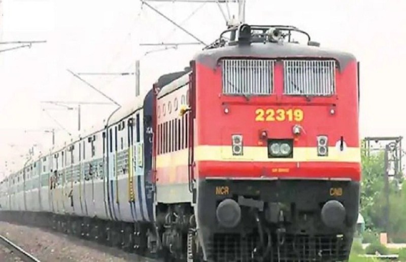 Railway News : अगले दो दिनों तक घंटों देरी से चलेंगी ट्रेनें, इस वजह से रेलवे ने लिया बड़ा फैसला