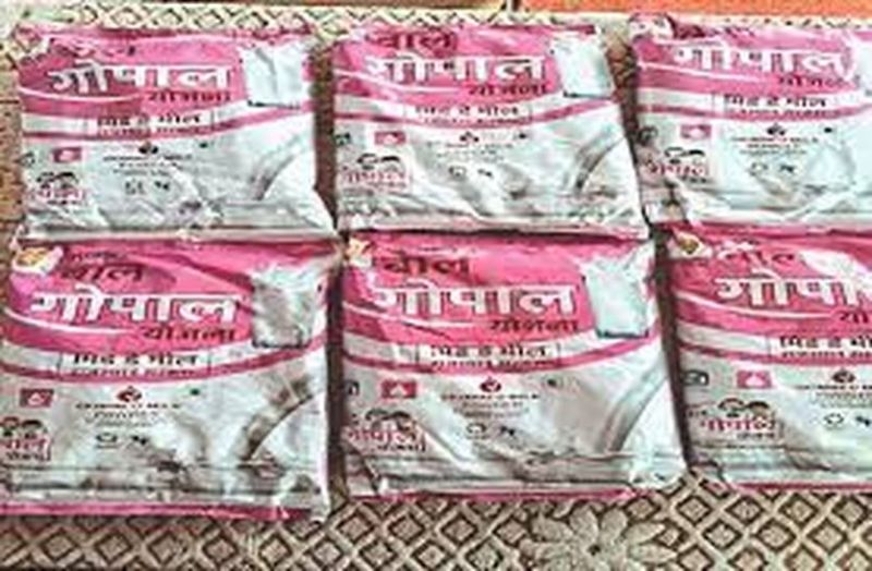 middaymeal...बच्चों से पहले शिक्षक पीएंगे दूध