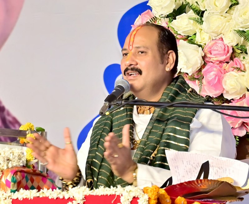 शिवमहापुराण कथा सुनने उमड़ रही भीड़