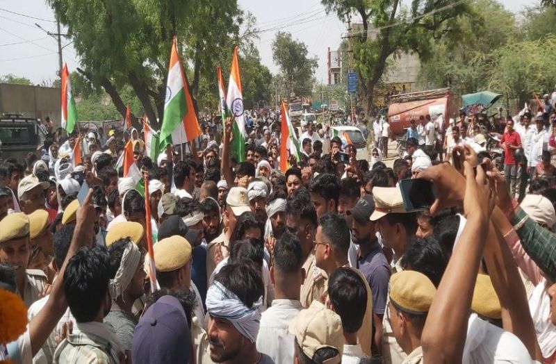 एसएसबी जवान की गई जान,पत्नी गर्भवती, शव रख धरने पर बैठा गांव